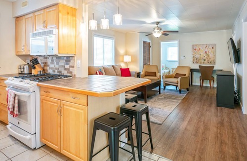 Crystal Beach Cottage | Beebalm Cottage - 2 minute walk to the beach