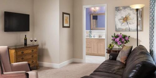 Off Broadway Hotel | Beech Tree Inn and Cottage