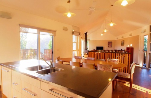 Marysville House | BEECHES - Timber clad house, quiet location