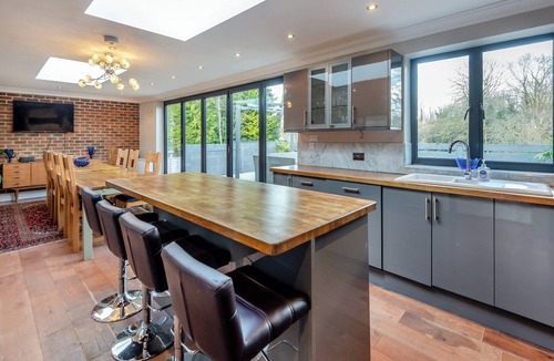 Leatherhead Cottage | Beechlawns Cottage - UK48832