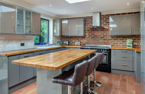 Leatherhead Cottage | Beechlawns Cottage - UK48832