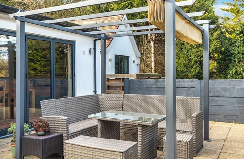 Leatherhead Cottage | Beechlawns Cottage - UK48832