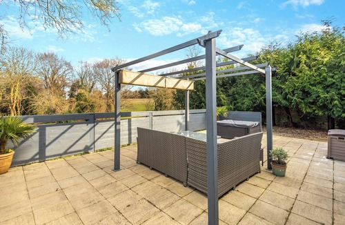 Leatherhead Cottage | Beechlawns Cottage - UK48832