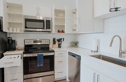 People's Freeway Apartment | Beehive Escape -Salt Lake City