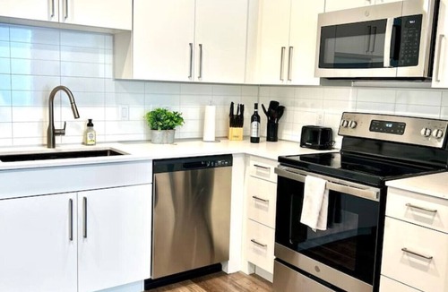 People's Freeway Apartment | Beehive Escape -Salt Lake City