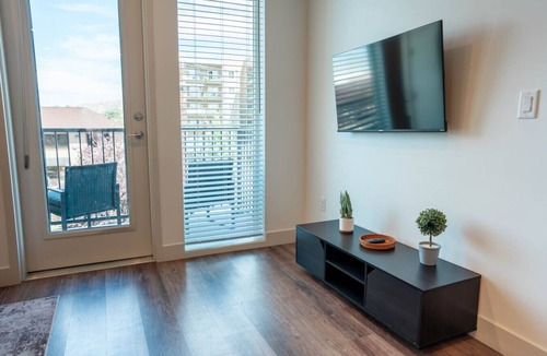 People's Freeway Apartment | Beehive Escape -Salt Lake City