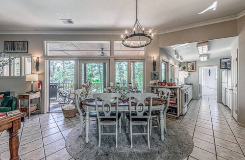 Ruidoso House | Beehive Treehouse: River Views/HT/Walk to Midtown!