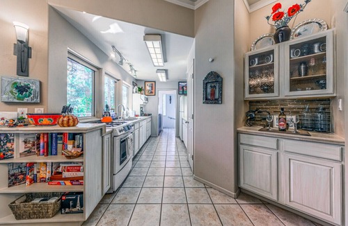 Ruidoso House | Beehive Treehouse: River Views/HT/Walk to Midtown!