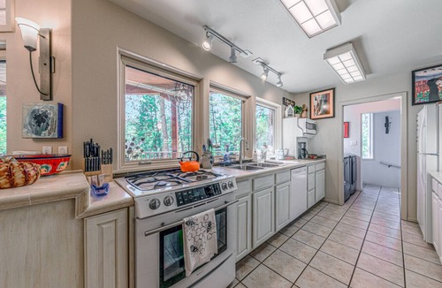 Ruidoso House | Beehive Treehouse: River Views/HT/Walk to Midtown!