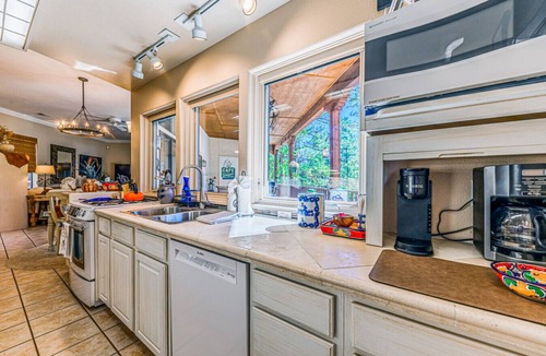 Ruidoso House | Beehive Treehouse: River Views/HT/Walk to Midtown!