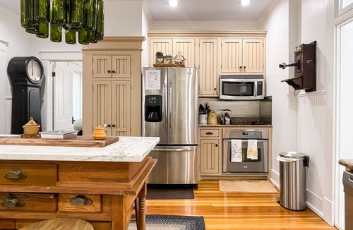 Washington House | Beekeeper's Cottage - Hot Tub, Heated Pool, Dog-friendly, Downtown
