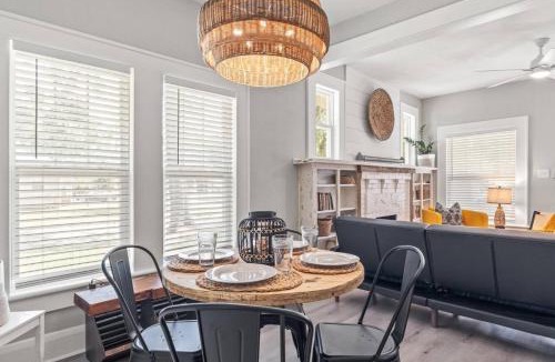 Tampa Heights House | BeeKeeper's Inn - Beautifully Renovated 1929 Bungalow with 2 Bedrooms on Brick Street near Tampa's Attractions