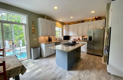 Batesville House | Beer/Wineries, firpit & hottub