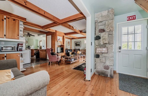 Lion's Head Cottage | Beeshore Lakehouse: Waterfront Bliss and Comfort
