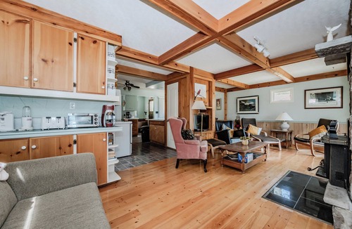 Lion's Head Cottage | Beeshore Lakehouse: Waterfront Bliss and Comfort