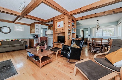 Lion's Head Cottage | Beeshore Lakehouse: Waterfront Bliss and Comfort