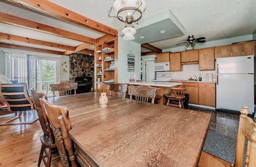 Lion's Head Cottage | Beeshore Lakehouse: Waterfront Bliss and Comfort