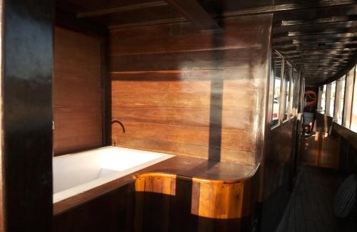 Sei Pinang Boat Rental | Behike Luxury Phinisi