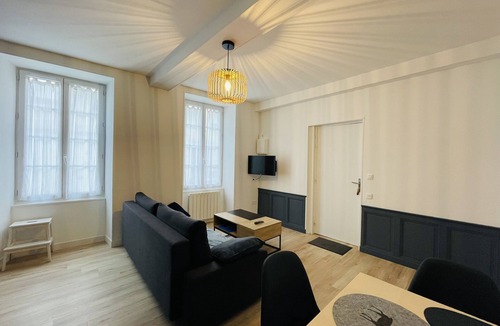Saint-Jean-d'Angely Apartment | Bel Appartement Avec Cour Privée