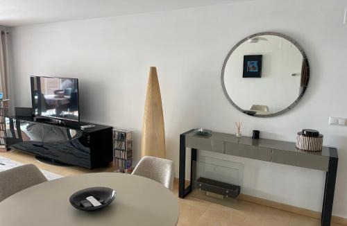 Los Martinez Apartment | BEL APPARTEMENT REZ De CHAUSSEE AVEC DOUBLE TERRASSE FACE AU LAC ET AU GOLF