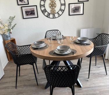 Bielle Apartment | Bel appartement T2 refait à neuf avec piscine couverte de juin à fin septembre, près des stations de ski avec navette et draps et serviettes compris