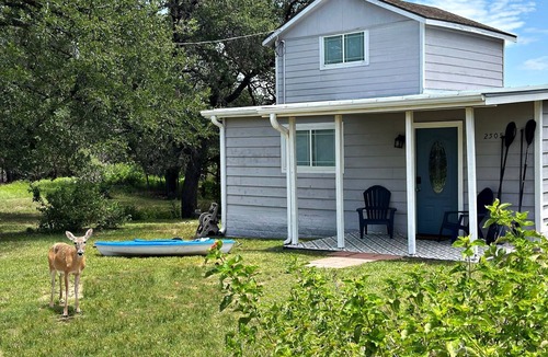 Granite Shoals Cottage | Belaire Lake Retreat, Cozy 2BR with Firepit & Kayaks