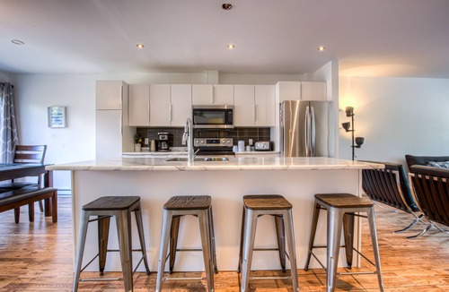 Little Burgundy House | Bell Centre Area Downtown Home, AC, Fast Wi-Fi, Walk Everywhere