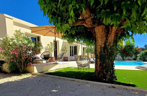 Saint-Saturnin-les-Avignon Villa | Belle Villa Avec Piscine Privée Près D'avignon