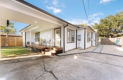 South Central Houston Apartment | Bell Studio Nestled Nook #3 in D'Heart of Eastwood