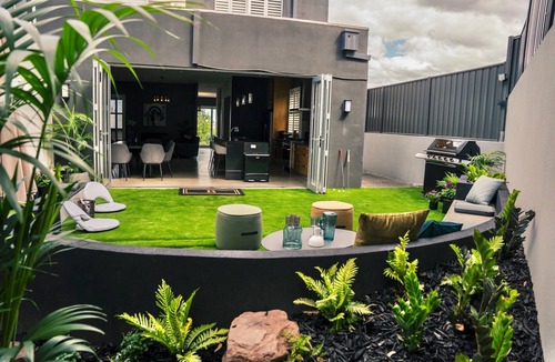 Macleod House | BELLA 9 - sublime . divine Entertainer 3 BR + Fire