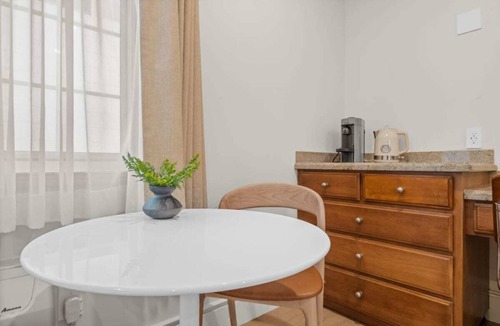 Eastside Santa Cruz Apartment | Bella Notte by the beach Studio 6