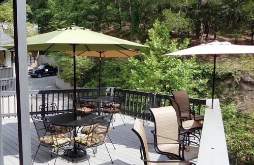 Eureka Springs Historic District Apartment | Bella Paradiso Condo 12 - King Studio with Kitchenette - Walk to Downtown, Free