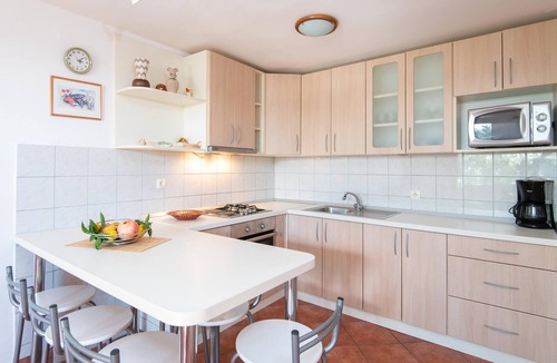 Kuciste Apartment | Bella Perna 3-Bedroom beachfront Holiday Apartment