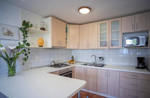 Kuciste Apartment | Bella Perna 3-Bedroom beachfront Holiday Apartment
