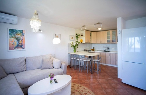 Kuciste Apartment | Bella Perna 3-Bedroom beachfront Holiday Apartment