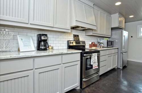 Wimberley Cottage | Bella Rosa Cottage - Stroll to Wimberley Square! Cypress Creek just steps away