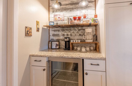 Parkwood House | BELLA - Vacation Home & Ultimate HangOut Cave