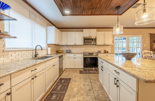 Parkwood House | BELLA - Vacation Home & Ultimate HangOut Cave
