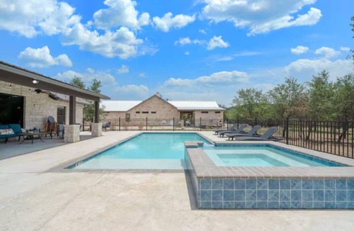 Sabinal House | Bella Vida Sleeps29, No Bunks HeatedPoolOpt QuietSubdiv FREEFrioAccess@ConcanVIP
