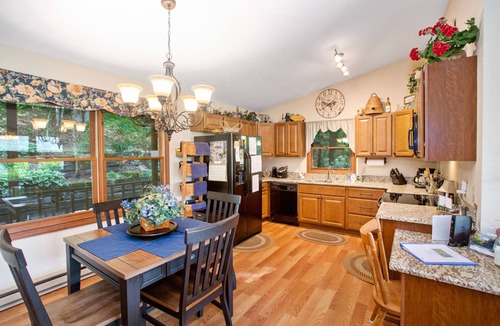 Maggie Valley Cabin | Bella Vista~ 5 Star ~ Clean Cabin ~Hot Tub and Beautiful View ~Pets Allowed