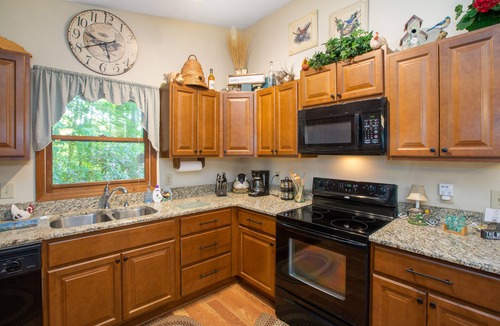 Maggie Valley Cabin | Bella Vista~ 5 Star ~ Clean Cabin ~Hot Tub and Beautiful View ~Pets Allowed