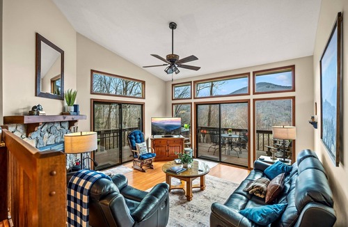 Maggie Valley Cabin | Bella Vista~ 5 Star ~ Clean Cabin ~Hot Tub and Beautiful View ~Pets Allowed