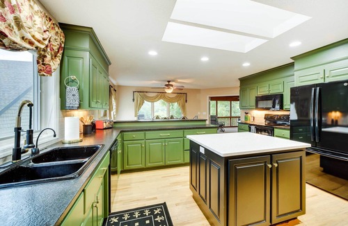Bella Vista House | Bella Vista Lakehouse w/Hill Tram, Deck & Views!