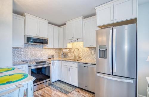 Garden City Apartment | Bella Vista: Marshfront Condo 1 Block To The Beach. Pool & Hot Tub-1st Floor