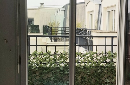 Issy-les-Moulineaux Bed & Breakfast | Belle Chambre sur Jardin, Dernier Étage et Terrasse