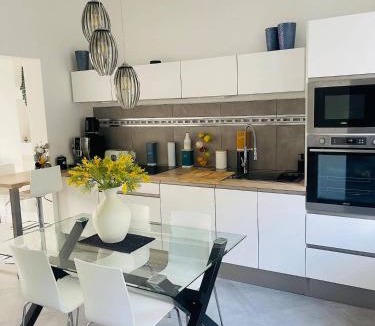 Douai House | Belle Chambre Au fil de l'eau chambre d'hôte salon et cuisine partagés