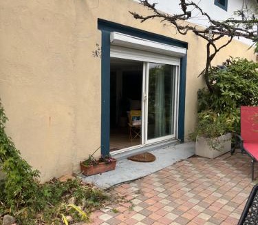 Beziers Bed & Breakfast | Belle chambre Le petit voyage ,jardin,piscine 10mn de Béziers