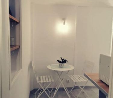 Villeneuve-les-Avignon Apartment | Belle dépendance de 30m2 avec terrasse et jardin