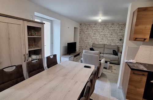 Saint-Jean-d'Angely House | Belle Maison de Ville au Bord du Plan D'eau