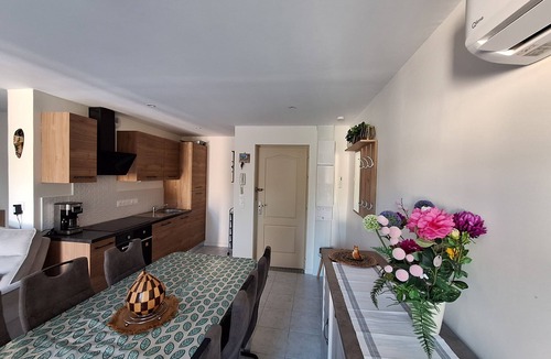 Saint-Jean-d'Angely House | Belle Maison de Ville au Bord du Plan D'eau